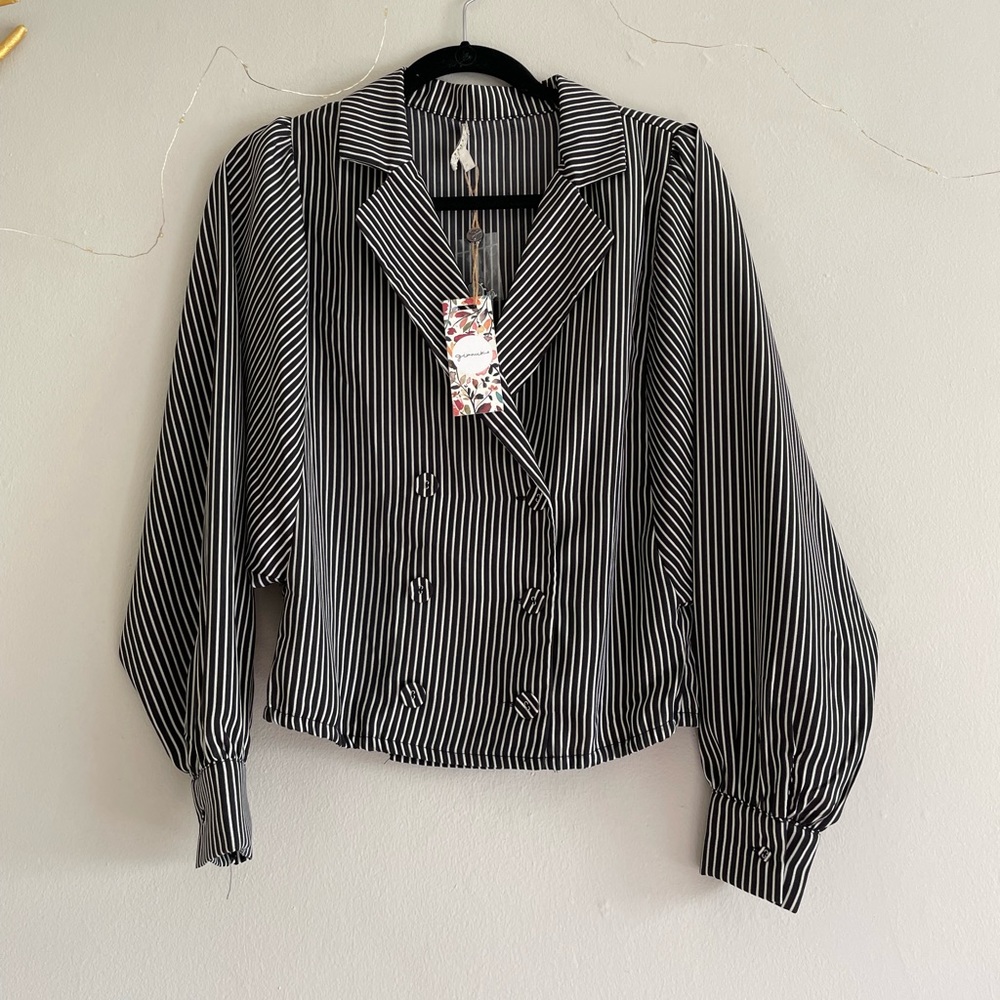 Gimmicks by BKE blazer top
